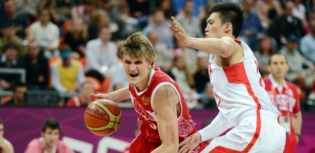O chinês Zhou Peng (dir) tenta marcar o rival russo Andrey Kirilenko