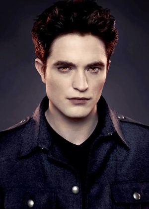 Pattinson na pele do vampiro Edward Cullen em foto de divulgação do último filme da franquia - Divulgação