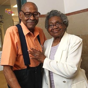 Os americanos Lena Henderson e Roland Davis voltaram a se casar após 48 anos do divorcio  - Reprodução/Buffalo News