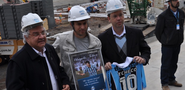 Paulo Odone, Tcheco e Eduardo Antonini, em homenagem do Grêmio ao meia e capitão - Marinho Saldanha/UOL Esporte