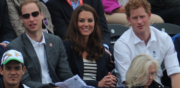 Príncipes William e Harry e Katle Middleton, duquesa de Cambridge, na final que deu uma medalha a Zara 