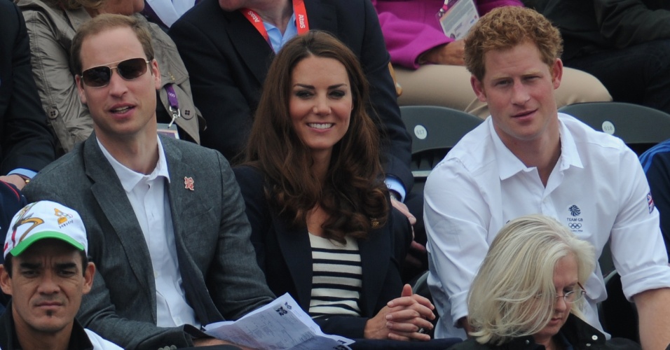 Príncipes William (e) e Harry (d) e Katle Middleton, duquesa de Cambridge, acompanham final do CCE por equipes com participação de Zara Phillips, prima dos príncipes (31/07/2012)