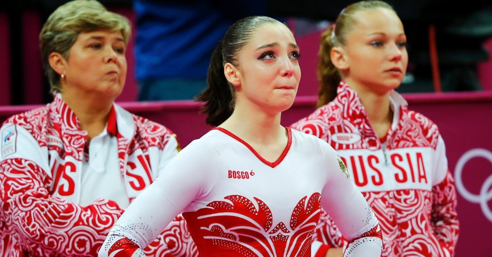 Russa Aliya Mustafina chora enquanto aguarda a última nota da final por equipes da ginástica artística; EUA venceram, e Rússia ficou em segundo (31/07/2012)