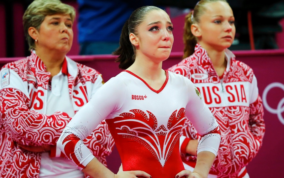 Russa Aliya Mustafina chora enquanto aguarda a última nota da final por equipes da ginástica artística; EUA venceram, e Rússia ficou em segundo (31/07/2012)