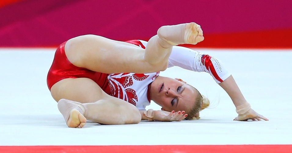 Russa Kseniia Afanaseva sofre forte queda no solo e compromete a nota de sua equipe na final feminina da ginástica artística (31/07/2012)