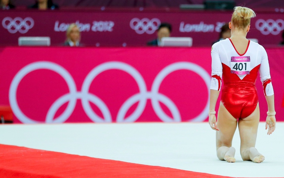 Russa Kseniia Afanaseva sofre queda no solo e compromete a nota de sua equipe na final feminina da ginástica artística (31/07/2012)