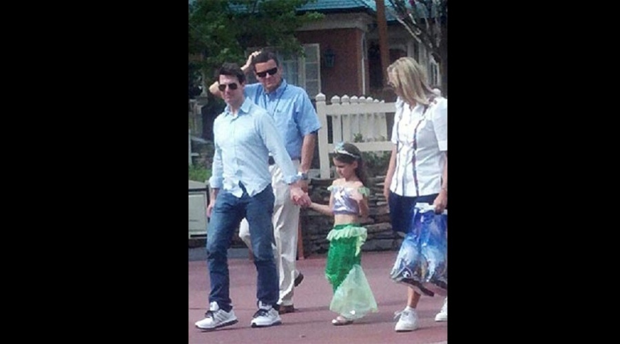 Tom Cruise fez um passeio com a filha Suri no parque de diversões Magic Kingdom, na Disney, em Orlando, na Flórida (30/7/12)