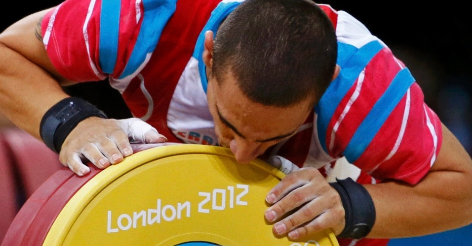 Valentin Hristov, do Azerbaijão, beija os pesos na disputa da categoria até 56 Kg 