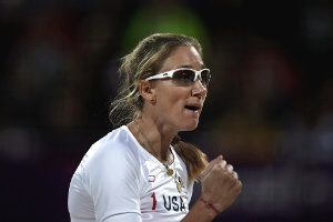 Walsh, dos EUA, comemora ponto em partida ao lado de May na rodada preliminar do vôlei de praia