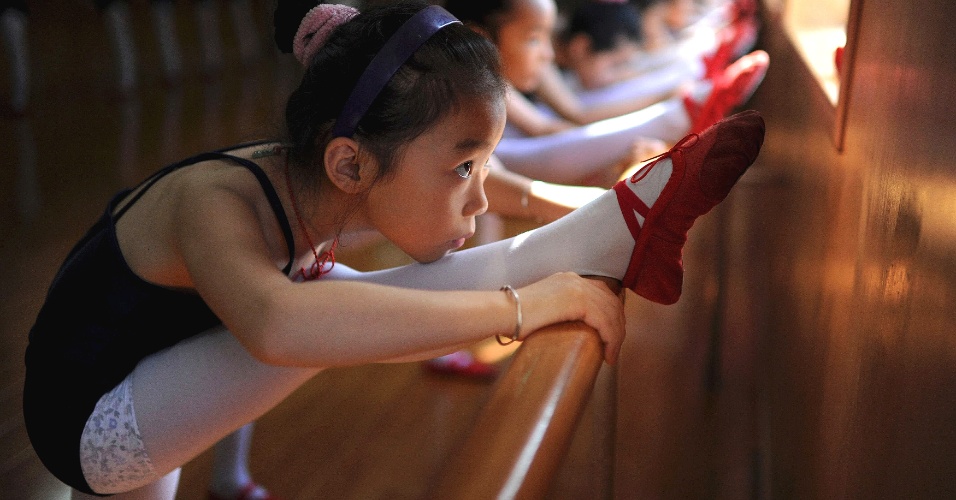 01.ago.2012 - Crianças praticam balé em um centro de atividades em Hefei, província de Anhui, na China