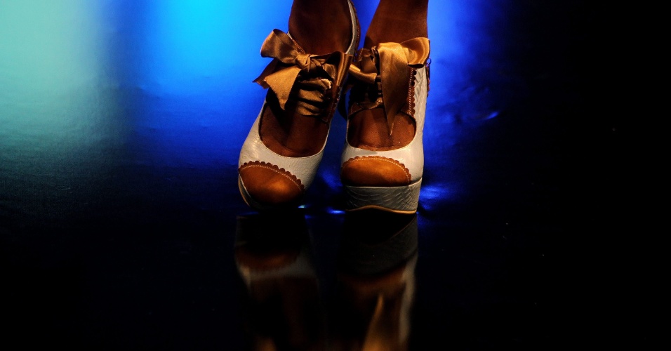 01.ago.2012 - Modelo apresenta criação da estilista colombiana Julieth Estrada, durante a XXVI International Footwear and Leather Show, em Bogotá, na Colômbia