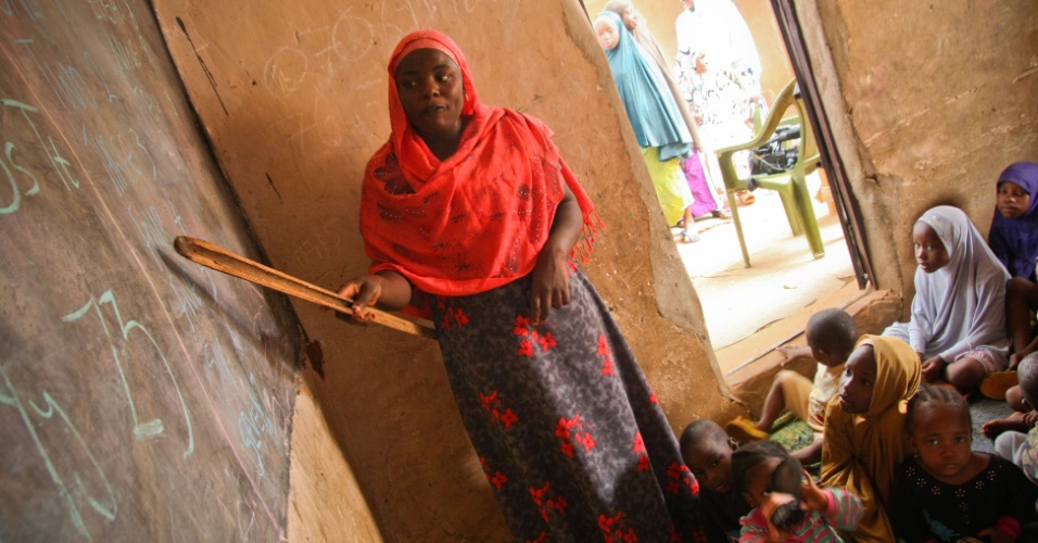 01.ago.2012 - Professora da "Escola Livre Tattali" ensina Inglês a crianças, enquanto suas mães aprendem a tecer e costurar, em Kaduna, na Nigéria
