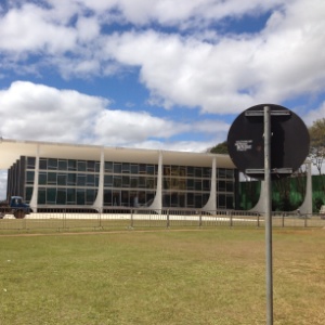 Imagem mostra os arredores do prédio do STF (Supremo Tribunal Federal), em Brasília, em 2012 - Marina Motomura - 1º.ago.2012 -/UOL