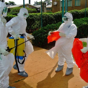 Equipe da Organização Mundial da Saúde (OMS) veste roupa de proteção para entrar em hospital de Uganda - AFP/Isaac Kasamani 