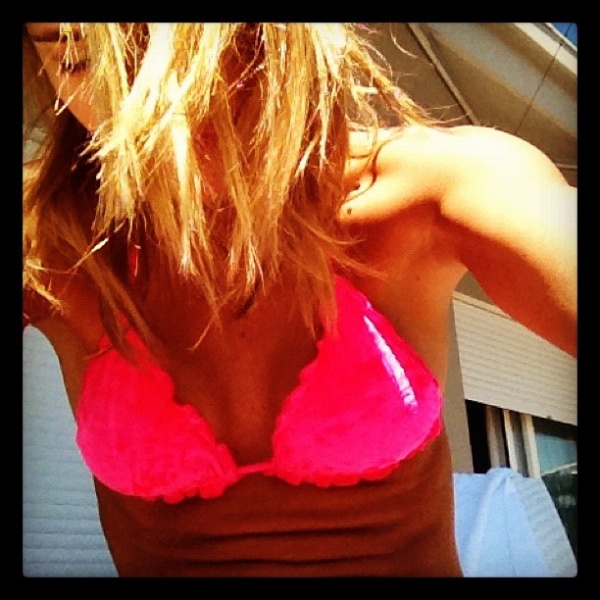 A atriz Carolina Dieckmann publicou nesta quarta-feira (1º) uma foto em seu perfil do Instagram em que aparece com um biquíni rosa