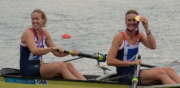 Heather Stanning mostra a primeira medalha de ouro conquistada pelo Reino Unido nos Jogos de Londres
