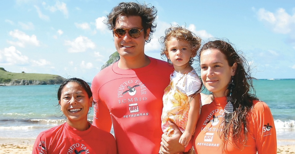 Ao lado dos filhos, o casal Thiago Lacerda e Vanessa Lóes passa as férias em Fernando de Noronha (agosto/2012)