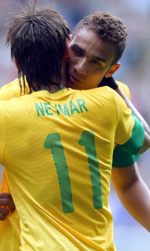 Autor do primeiro gol do Brasil, Danilo recebe o abraço de Neymar