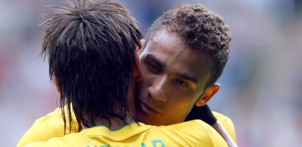 Autor do primeiro gol do Brasil contra a Nova Zelândia, Danilo recebe o abraço de Neymar