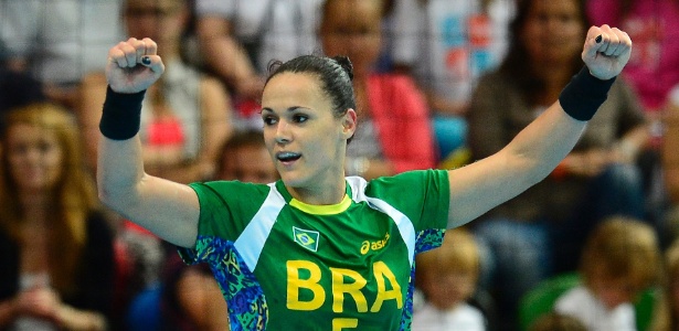 Daniela Piedade disputou as Olimpíadas de Londres com a seleção de handebol - AFP PHOTO/ JAVIER SORIANO