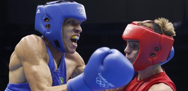 Robenílson atinge oponente russo no combate que o garantiu nas quartas de final do boxe olímpico