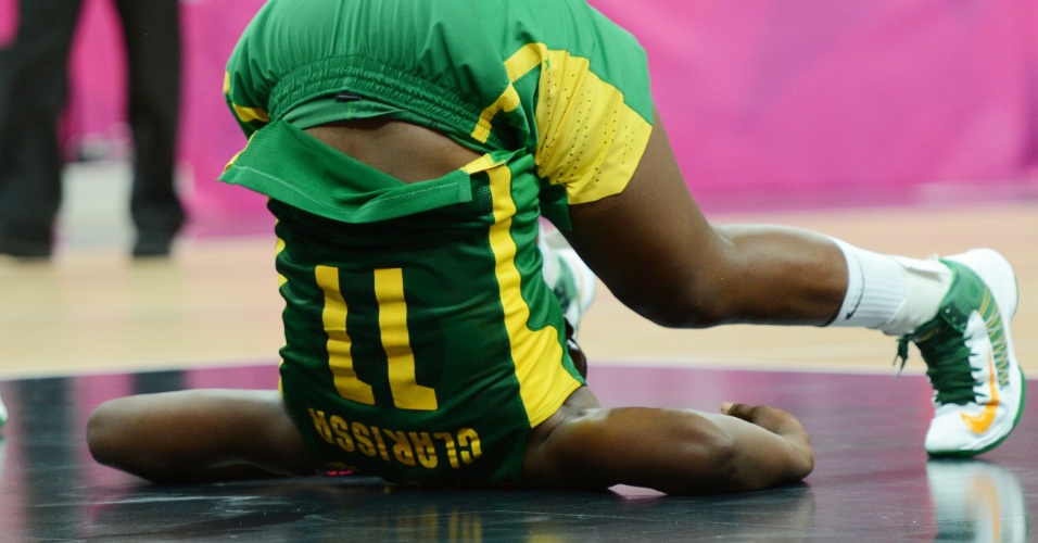 Clarissa leva tombo em derrota da seleção brasileira de basquete para a Austrália