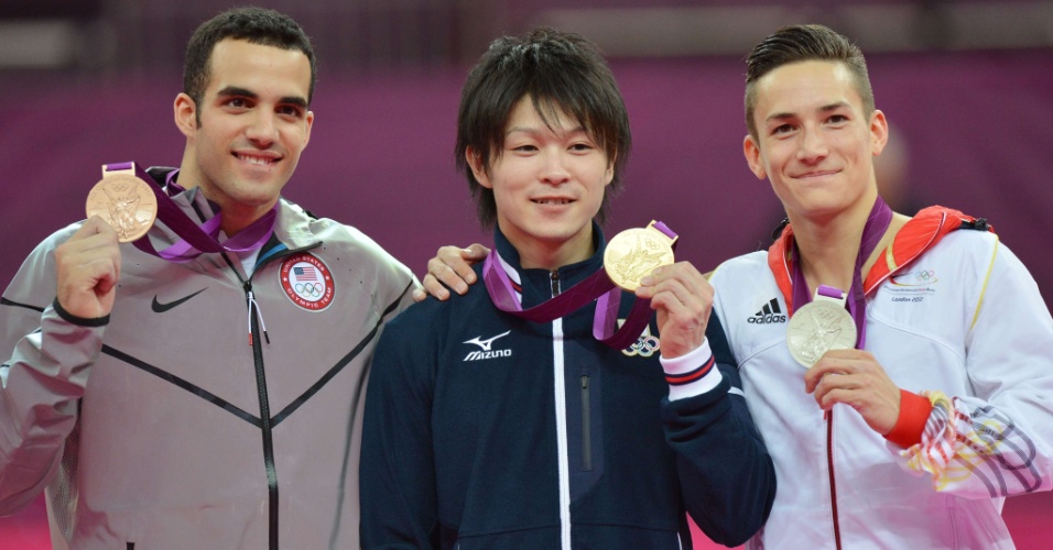 Danell Leyva (e), Kohei Uchimura (c) e Marcel Nguyen mostram as medalhas de bronze, ouro e prata, respectivamente, conquistadas na final individual geral da ginástica artística