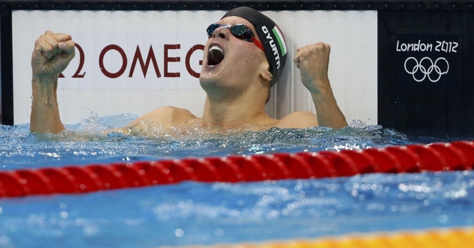Daniel Gyurta, da Hungria, comemora a vitória na final dos 200 m peito, com recorde mundial da prova