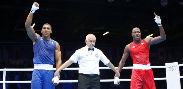 De vermelho, o cubano Erislandy Savon aguarda decisão de luta contra o britânico Anthony Joshua, na primeira rodada da categoria superpesado para pugilistas acima dos 91 kg