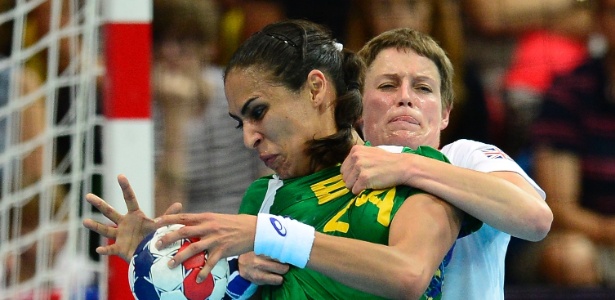 Fabiana Diniz é agarrada por jogadora do Reino Unido em jogo de handebol feminino na Olimpíada