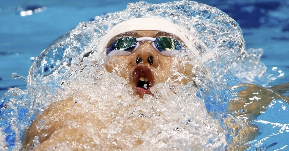 Fenglin Zhang, da China, participa de uma das semifinais dos 200 m costas, em Londres