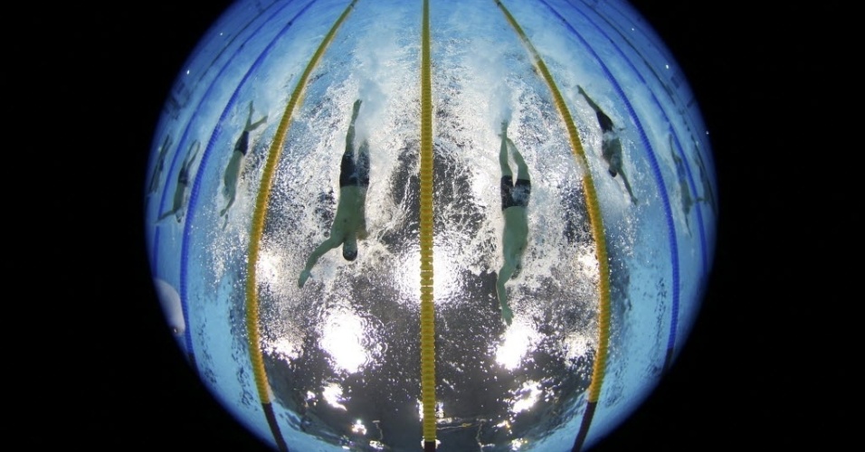 Imagem mostra nadadores durante a disputa da final dos 100 m livre masculino em Londres