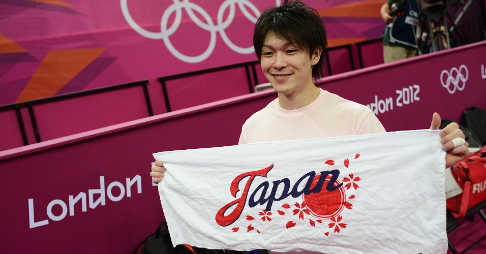 Japonês Kohei Uchimura comemora ao vencer a final masculina do individual geral da ginástica artística