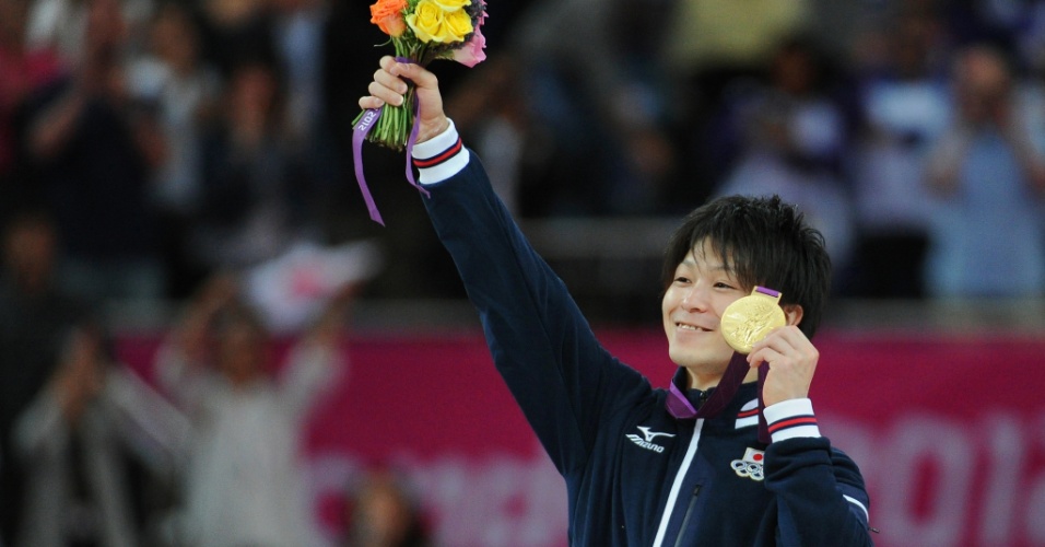 Japonês Kohei Uchimura mostra a medalha de ouro conquistada por ele na final de individual geral da ginástica artística