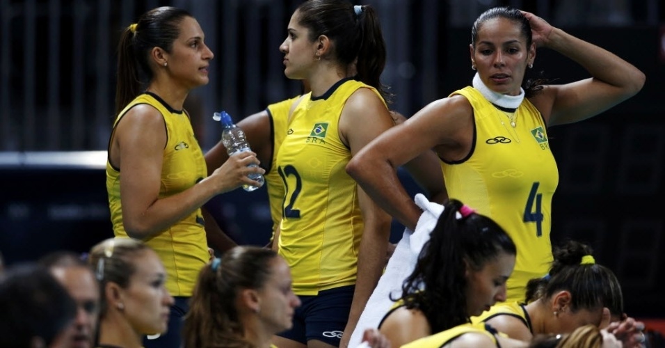 Jogadoras brasileiras ficam desoladas após a derrota sofrida contra a Coreia do Sul, por 3 sets a 0
