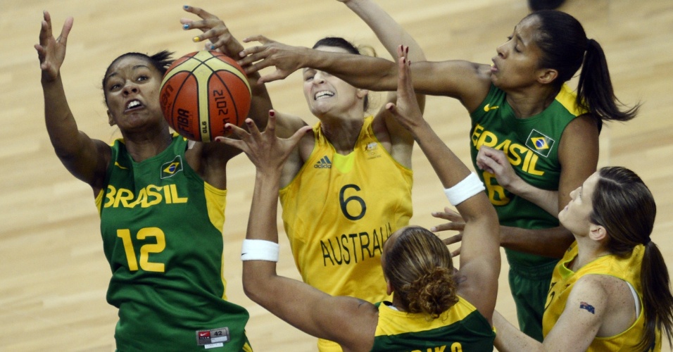 Jogadoras de Brasil e Austrália disputam bola em jogo pela fase de grupos dos Jogos Olímpicos