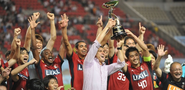 Jorginho comemora título pelo Kashima, que derrotou a La U e venceu a Copa Suruga - AFP PHOTO / KAZUHIRO NOGI