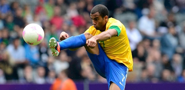 Lucas se estica para dominar a bola durante jogo da seleção brasileira - REUTERS/Nigel Roddis 