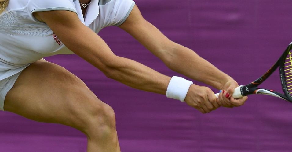 Maria Kirlenko se esforça para defender bola de Julia George no torneio de tênis, em Wimbledon