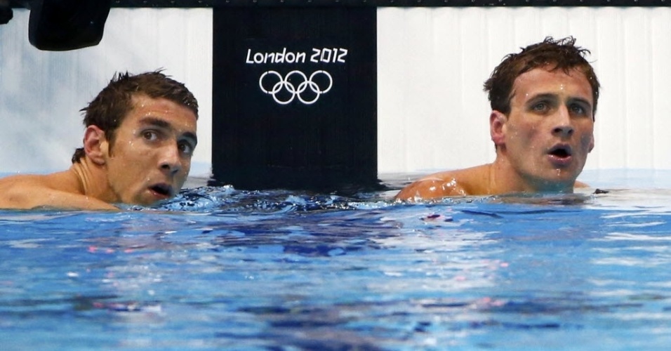 Michael Phelps e Ryan Lochte observam o placar após a semifinal dos 200 m medley
