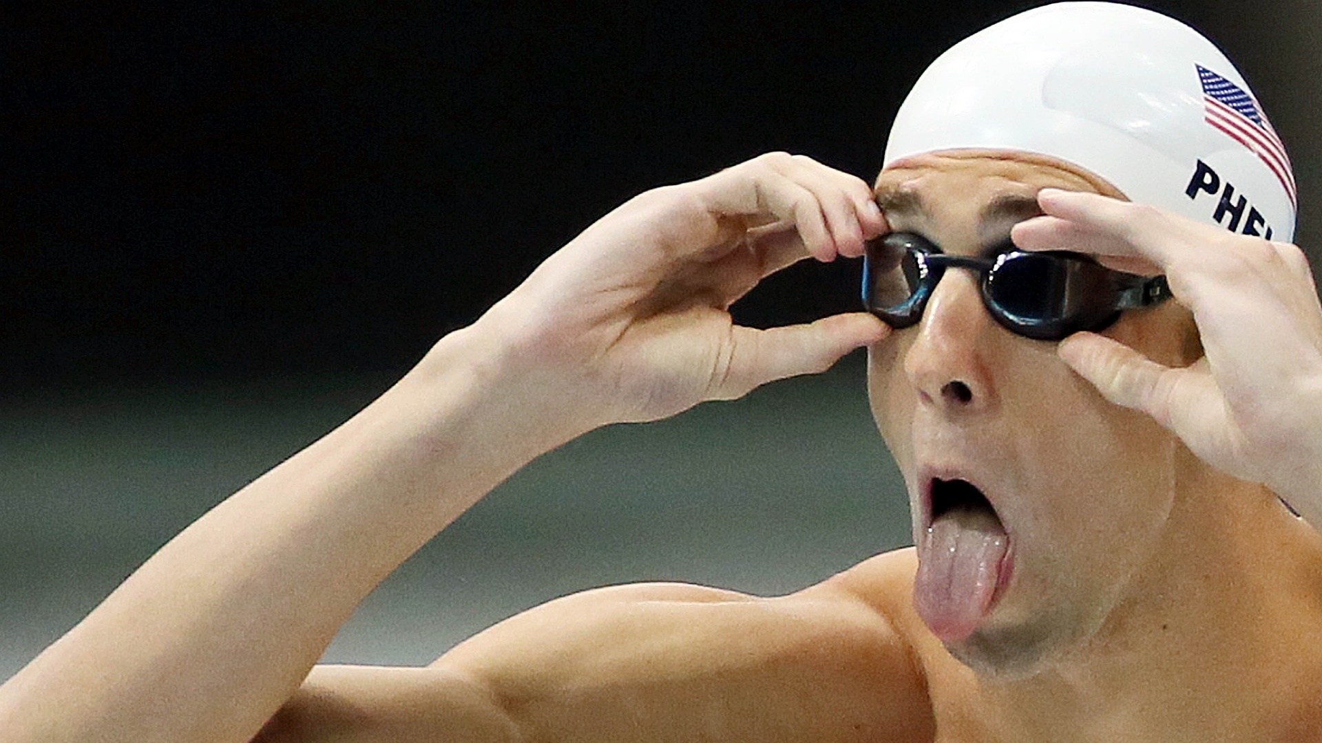 Michael Phelps mostra língua antes da disputa da eliminatória dos 200 m medley nos Jogos de Londres