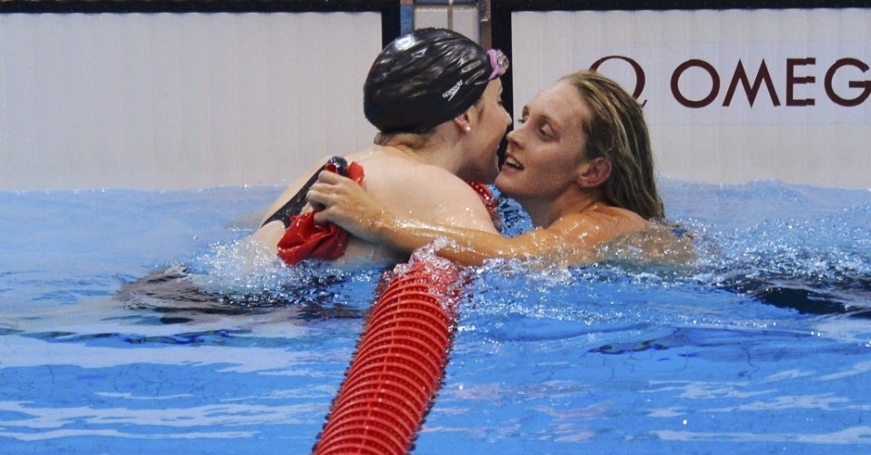 Missy Franklin (EUA) abraça a britânica Francesca Halsall após a semifinal dos 100 m livre