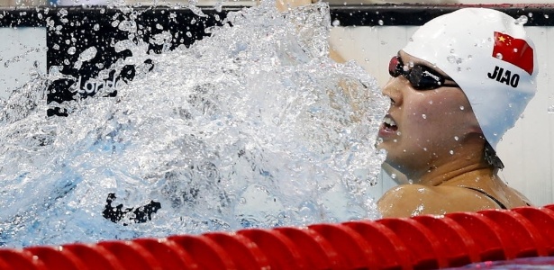 Nadadora Liuyang Jiao, da China, comemora a vitória na prova dos 200 m borboleta