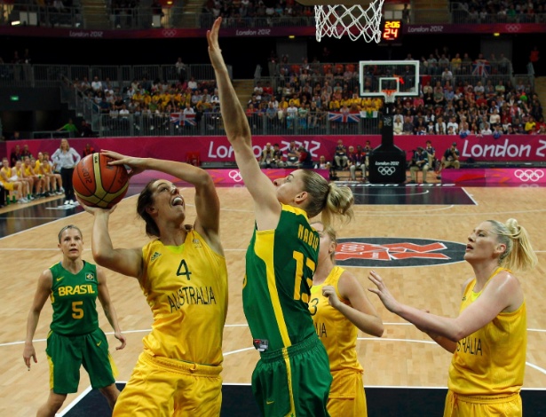 Nadia tenta o toco sobre jogadora da Austrália em terceiro desafio do Brasil na Olimpíada