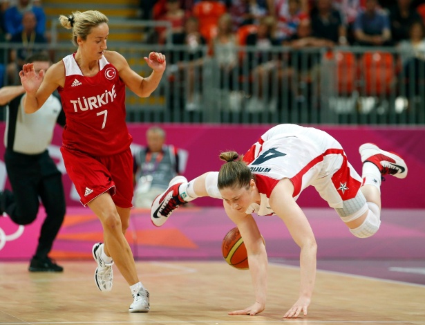 Norte-americana Lindsay Whalen é derrubada por turca Nilay Kartaltepe, durante jogo entre duas seleções pelo torneio feminino
