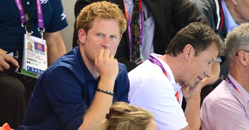 Príncipe Harry rói as unhas durante competição de natação realizada nesta quarta-feira (01/08)