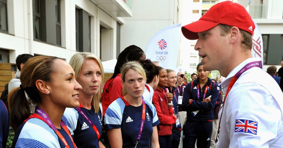 Príncipe William conversa com velocista britânica Jessica Ennis em visita à Vila Olímpica
