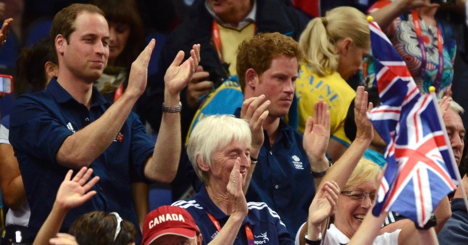 Príncipe William e príncipe Harry aplaudem equipe britânica de ginástica medalhista olímpica
