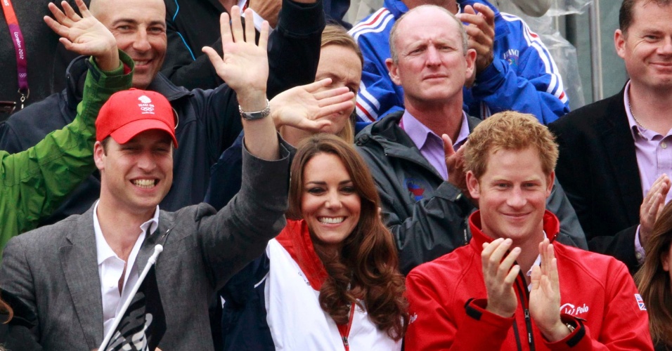 Príncipe William, Kate Middleton e Príncipe Harry acenam e aplaudem durante competição individual de hipismo