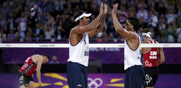 Ricardo e Pedro Cunha comemoram a vitória sobre dupla canadense na Olimpíada de Londres